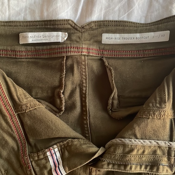 Anthropologie olive green cargo pant. Flare/bootcut with seam on leg, 32 US. - Picture 3 of 5
